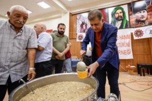 İzmir Büyükşehir Belediye Başkanı Dr. Cemil Tugay aşure dağıtırken