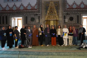 Kocaeli Anne Şehir Gönüllüleri Gebze'de Çoban Mustafa Paşa Camii'nde temizlik ve çevre düzenleme çalışması yaptı