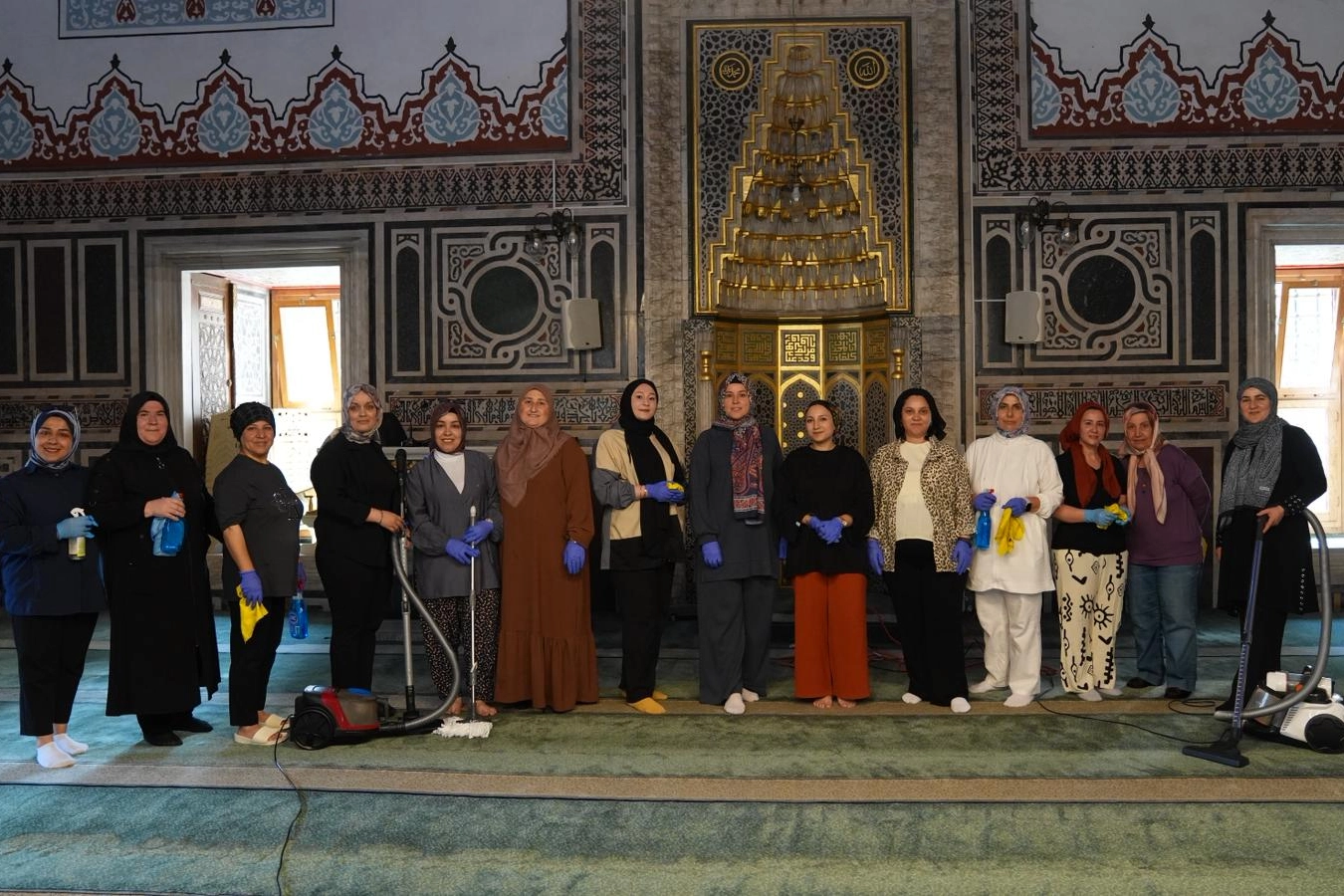 Kocaeli Anne Şehir Gönüllüleri Gebze'de Çoban Mustafa Paşa Camii'nde temizlik ve çevre düzenleme çalışması yaptı