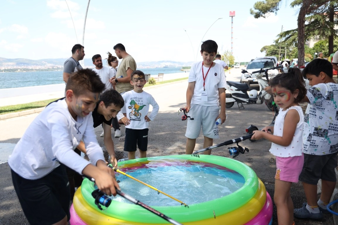 Değirmendere'de düzenlenen Deniz Festivali'nde çevre bilinci ve eğlence bir aradaydı.