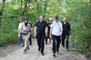 Ulaştırma ve Altyapı Bakanı Abdulkadir Uraloğlu ve diğer bakanlar Ormanya Doğal Yaşam Parkı'nda sabah yürüyüşü yaparken çekilmiş fotoğraf.