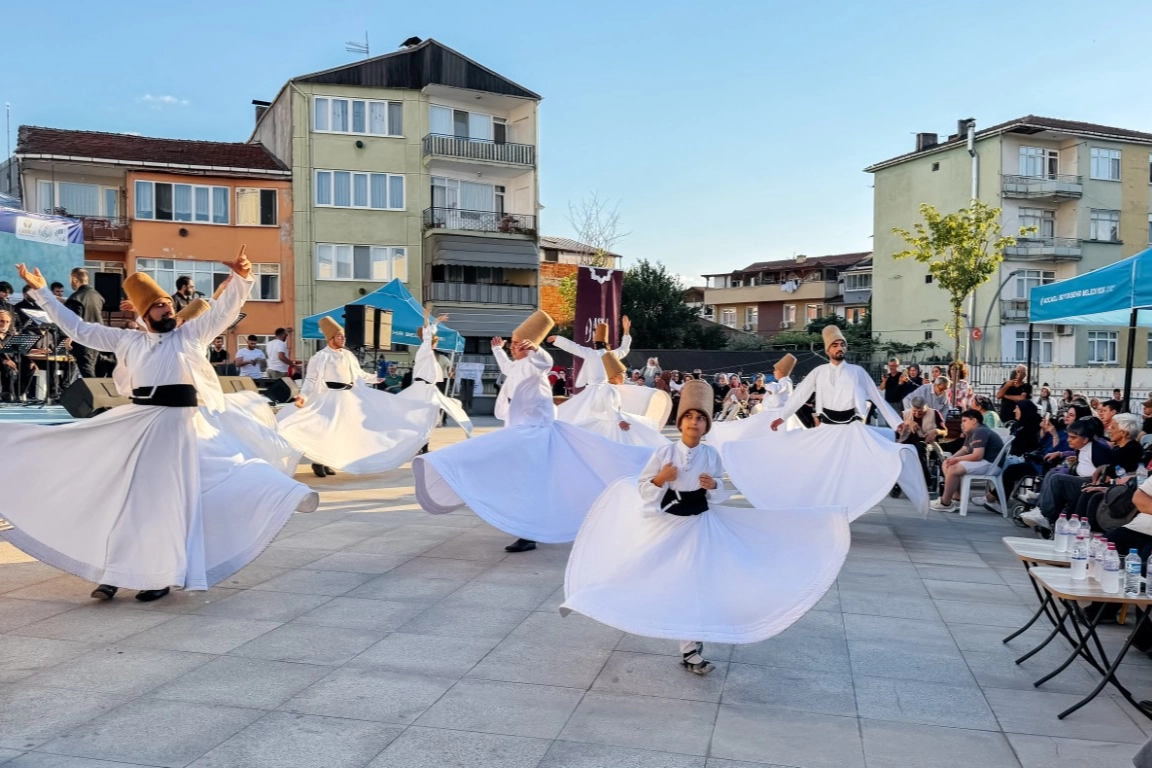 Kocaeli'de Muharrem ayı münasebetiyle düzenlenen Mukaddes Emanetler ziyareti ve manevi atmosfer.