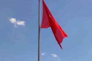 Ceylanpınar Millet Bahçesi'nde yenilenen Türk bayrağının göndere çekilme anı