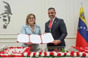 Gaziantep Büyükşehir Belediye Başkanı Fatma Şahin, Venezuela'daki depremzedeler için yardım çağrısı yapıyor ve bir maaşını bağışlıyor.