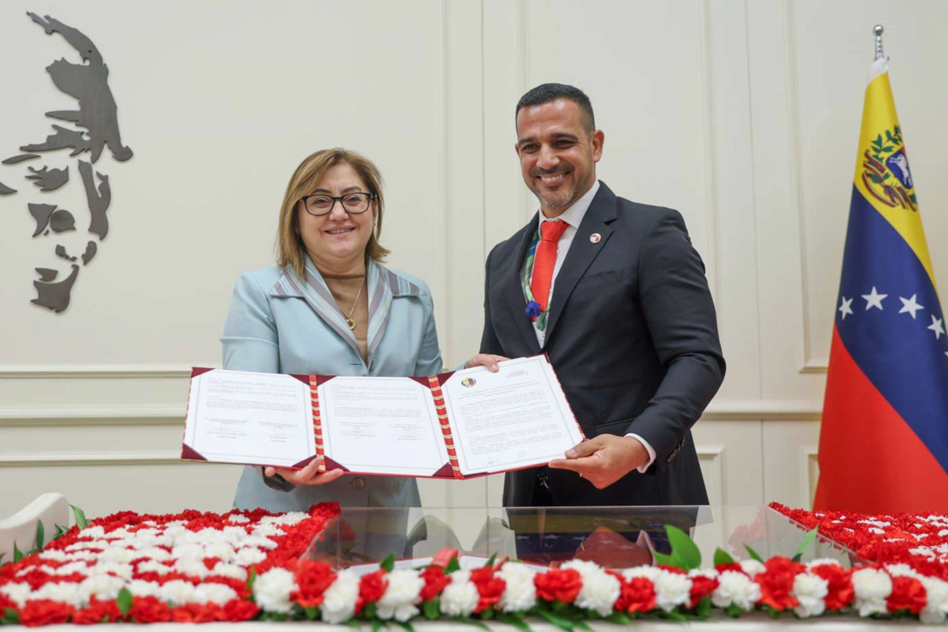 Gaziantep Büyükşehir Belediye Başkanı Fatma Şahin, Venezuela'daki depremzedeler için yardım çağrısı yapıyor ve bir maaşını bağışlıyor.