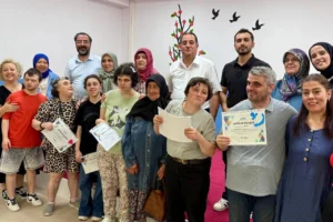 Sakarya Engelsiz Hobi Atölyeleri'nde özel gereksinimli bireyler karne sevinci yaşadı.