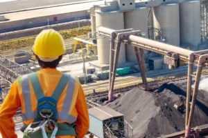 Çimento fabrikası üretim alanını gösteren bir görsel