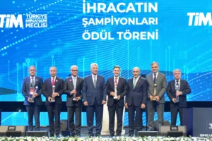 Ege Bölgesi'nden firmalar İhracatın Yıldızları Ödül Töreni'nde ödül alırken