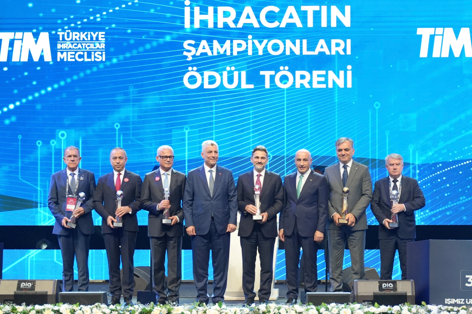 Ege Bölgesi'nden firmalar İhracatın Yıldızları Ödül Töreni'nde ödül alırken