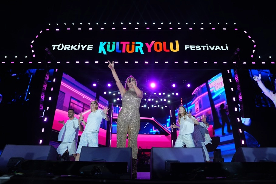 Demet Akalın, Bursa Kültür Yolu Festivali'nin açılış konserinde sahne alıyor.