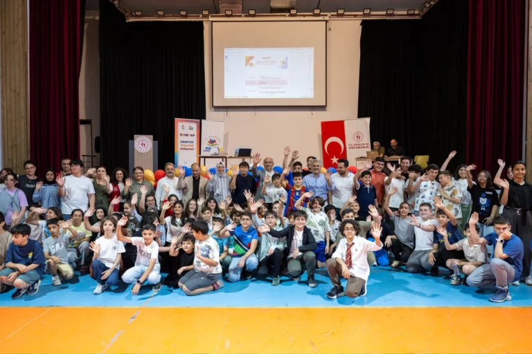 Malatya Büyükşehir Belediye Başkanı Sami Er, DENEYAP Proje Şenliği'nde yeni Bilim Merkezi müjdesi verirken