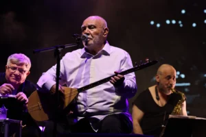 Musa Eroğlu, Nilüfer Caz Festivali'nde Yediveren Orkestrası ile sahne alırken