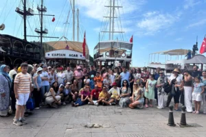 Antalya Muratpaşa'da özel gereksinimli bireyler ve aileleri 'Yaza Merhaba' tekne turunda Akdeniz'in tadını çıkarıyor.