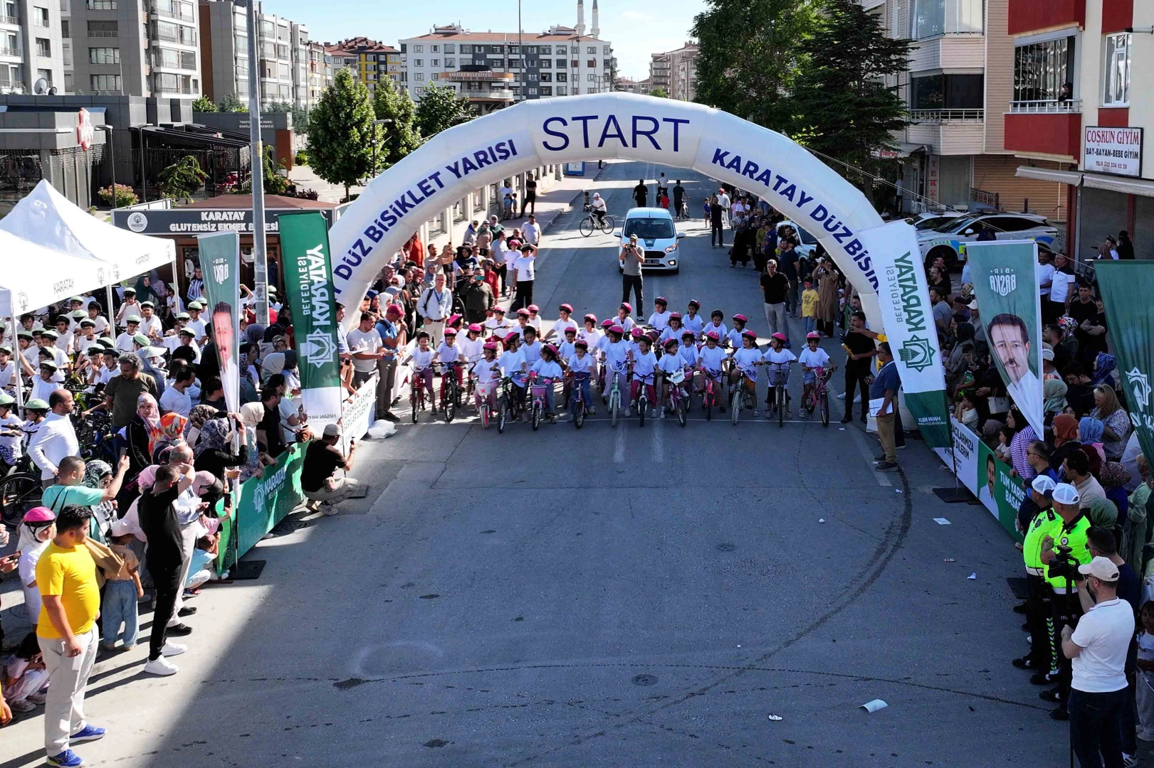 Karatay'da düzenlenen 9. Düz Bisiklet Yarışı'na katılan sporcular ve izleyiciler