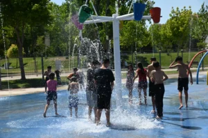 Manisa Büyükşehir Belediyesi tarafından hizmete açılan Fresh Park'ta çocuklar su oyunlarıyla serinliyor.