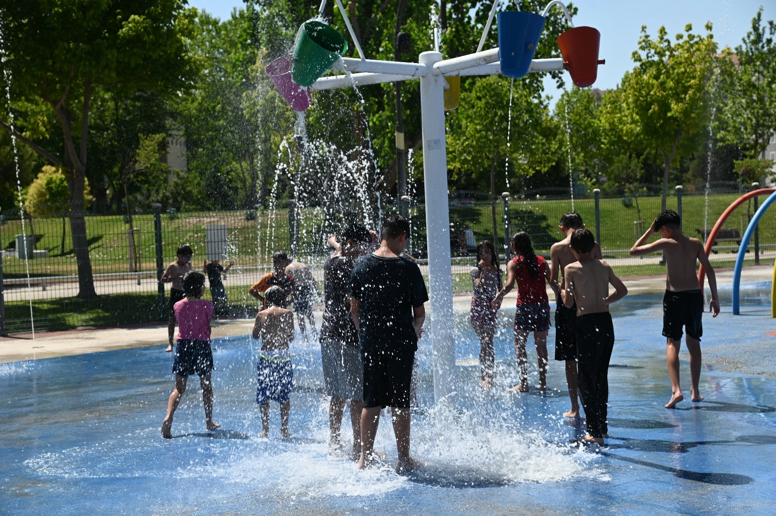 Manisa Büyükşehir Belediyesi tarafından hizmete açılan Fresh Park'ta çocuklar su oyunlarıyla serinliyor.