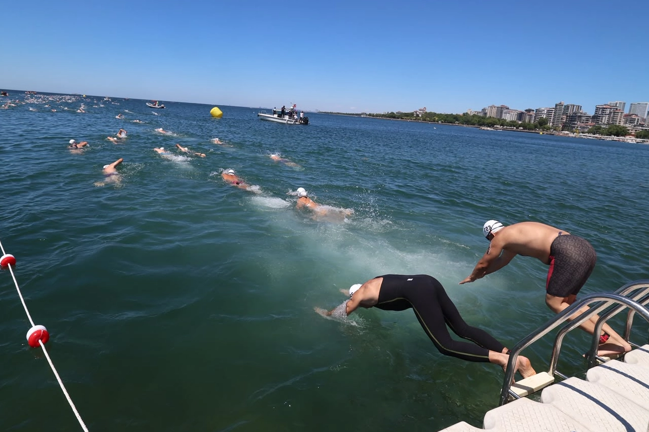 İstanbul'u Yüzüyorum Yarışı'nda binlerce sporcu mücadele etti, para ödülleri dağıtıldı.