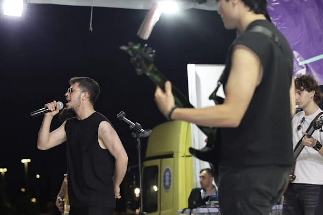 Kütahya'da düzenlenen Sahne Sende konserine katılan vatandaşlar ve Belediye Başkanı Eyüp Kahveci