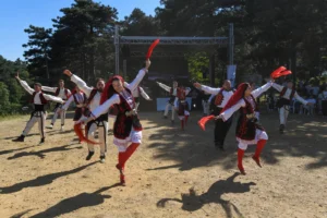 RUMELİFED geleneksel pikniği etkinliği kapsamında bir araya gelen vatandaşlar ve protokol üyeler