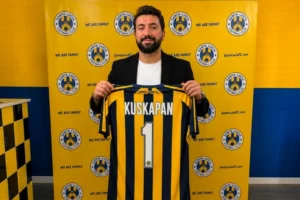Türk kaleci antrenörü Erhan Kuşkapan, Malta ekibi Santa Lucia FC ile anlaştıktan sonra çekilmiş profesyonel bir fotoğrafı.
