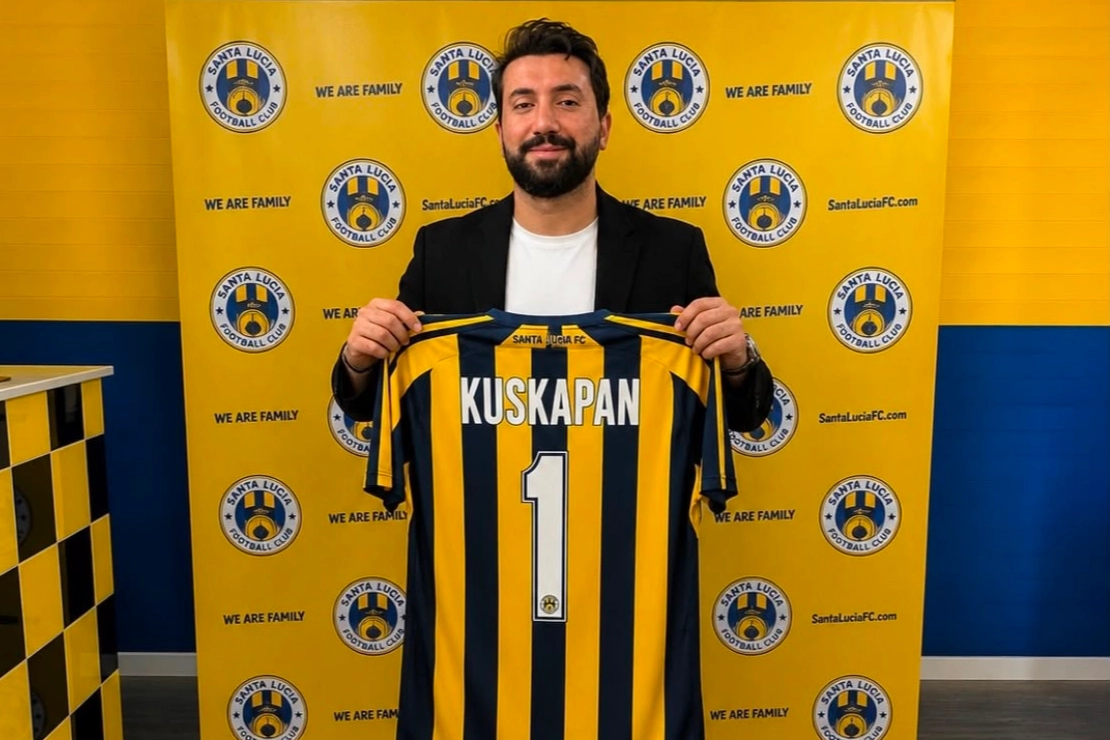 Türk kaleci antrenörü Erhan Kuşkapan, Malta ekibi Santa Lucia FC ile anlaştıktan sonra çekilmiş profesyonel bir fotoğrafı.