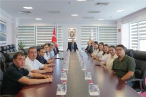 Kazakistanlı hekimler Trakya Üniversitesi'nde eğitimlerini tamamlarken sertifika alıyorlar.