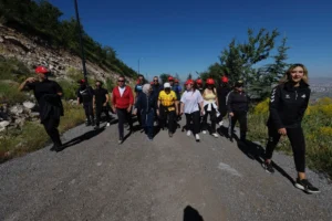 Kayseri'de Ali Dağı'nda düzenlenen doğa yürüyüşüne katılan vatandaşlar ve Belediye Başkanı Dr. Memduh Büyükkılıç