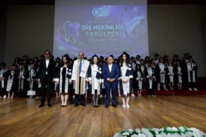 Nuh Naci Yazgan Üniversitesi Diş Hekimliği Fakültesi mezuniyet töreninde öğrencilere diplomaları veriliyor.