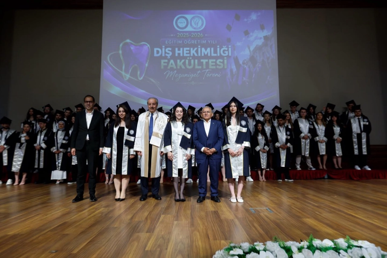 Nuh Naci Yazgan Üniversitesi Diş Hekimliği Fakültesi mezuniyet töreninde öğrencilere diplomaları veriliyor.