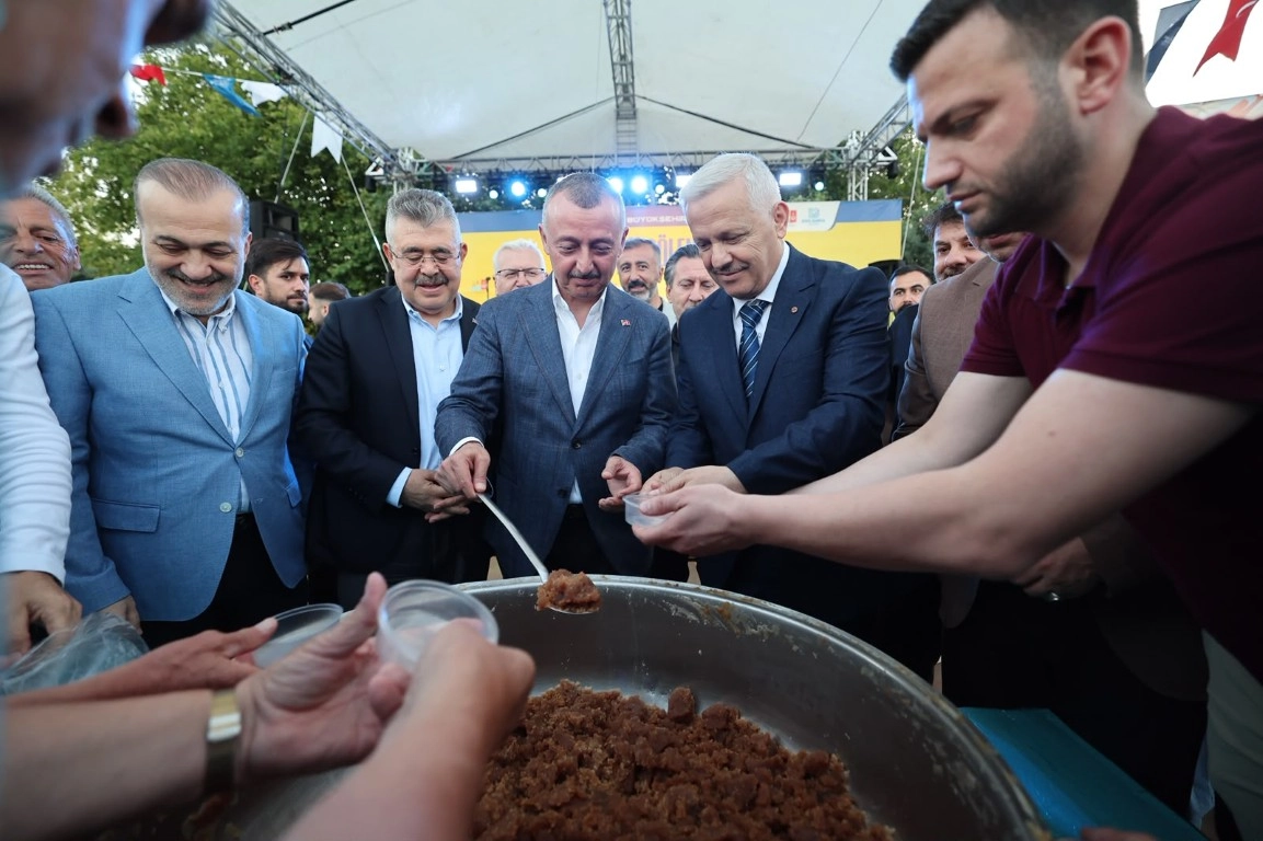 Kocaeli'de 24. Geleneksel Helva Şöleni'nde vatandaşlarla halay çeken Kocaeli Büyükşehir Belediye Başkanı Tahir Büyükakın