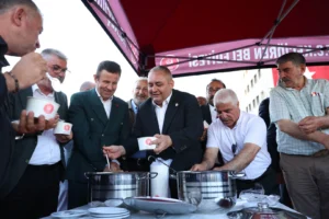 Keçiören Belediyesi'nin Muharrem ayı dolayısıyla düzenlediği Matem Aşı ve Aşure Lokması etkinliğinde vatandaşlar bir araya geldi.