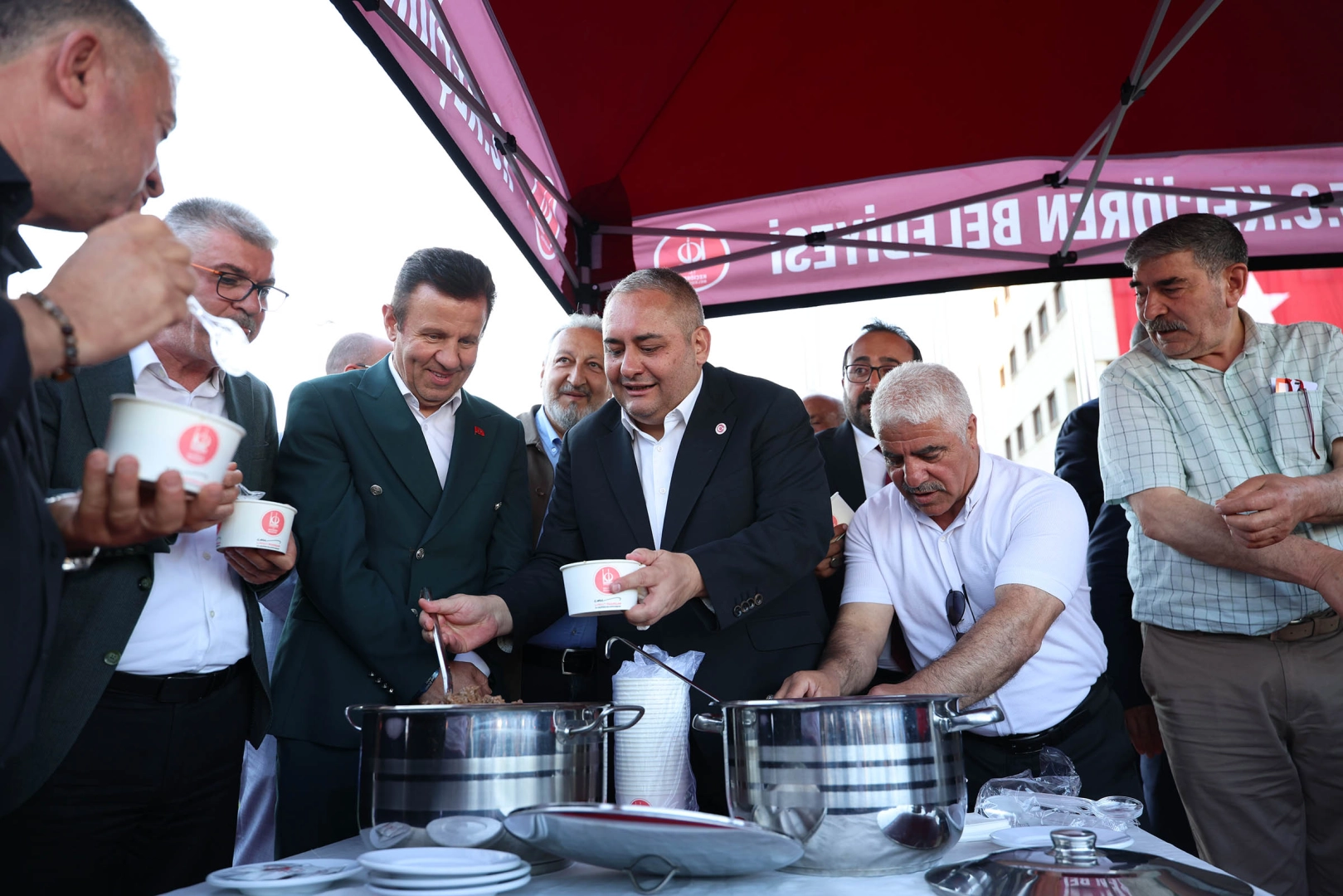 Keçiören Belediyesi'nin Muharrem ayı dolayısıyla düzenlediği Matem Aşı ve Aşure Lokması etkinliğinde vatandaşlar bir araya geldi.