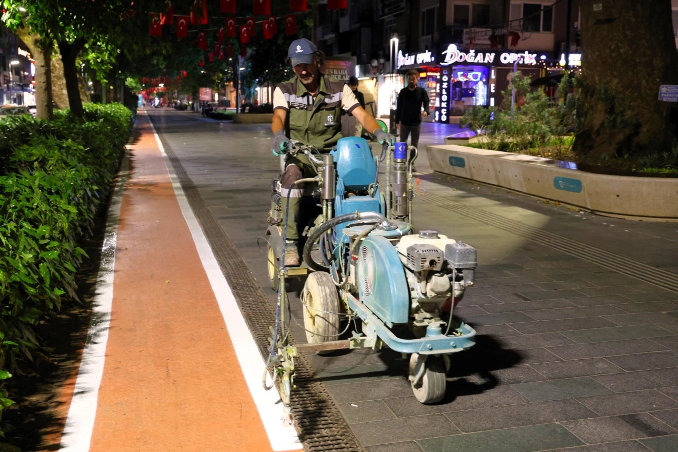 Kocaeli'de yenilenen bisiklet yolları, güvenli ve estetik ulaşımı vurguluyor.