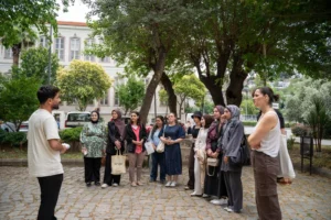 Üniversite öğrencileri Tarık Dursun K.'nin izinde İzmir sokaklarında edebiyat turu yapıyor.