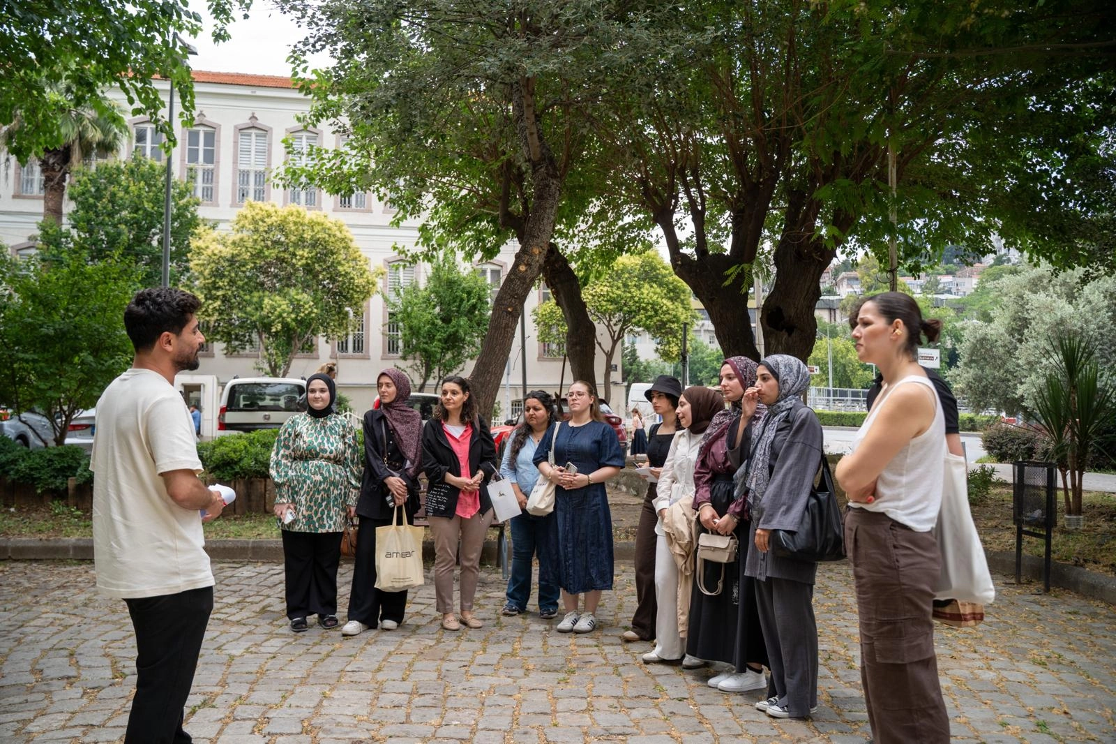 Üniversite öğrencileri Tarık Dursun K.'nin izinde İzmir sokaklarında edebiyat turu yapıyor.