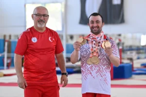 Down sendromlu milli sporcu Alper Öztürk'ün Bulgaristan'da kazandığı 7 altın madalyayı kutladığı an.