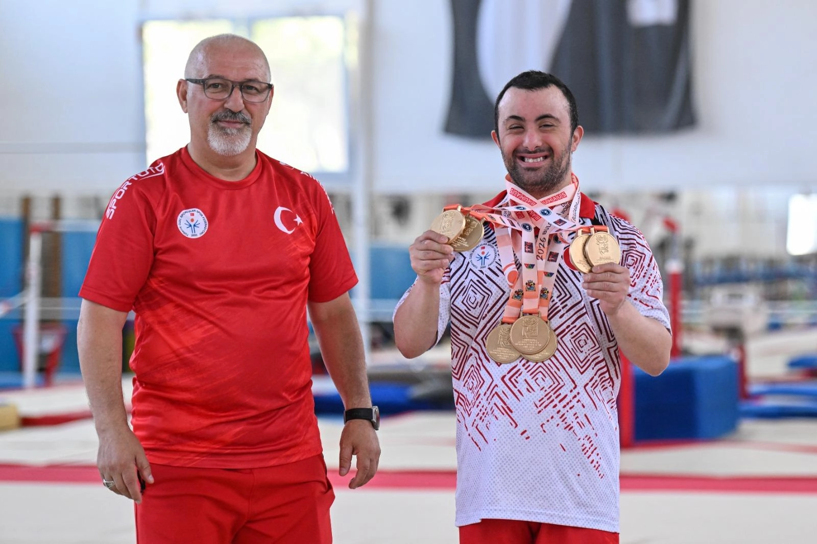 Down sendromlu milli sporcu Alper Öztürk'ün Bulgaristan'da kazandığı 7 altın madalyayı kutladığı an.