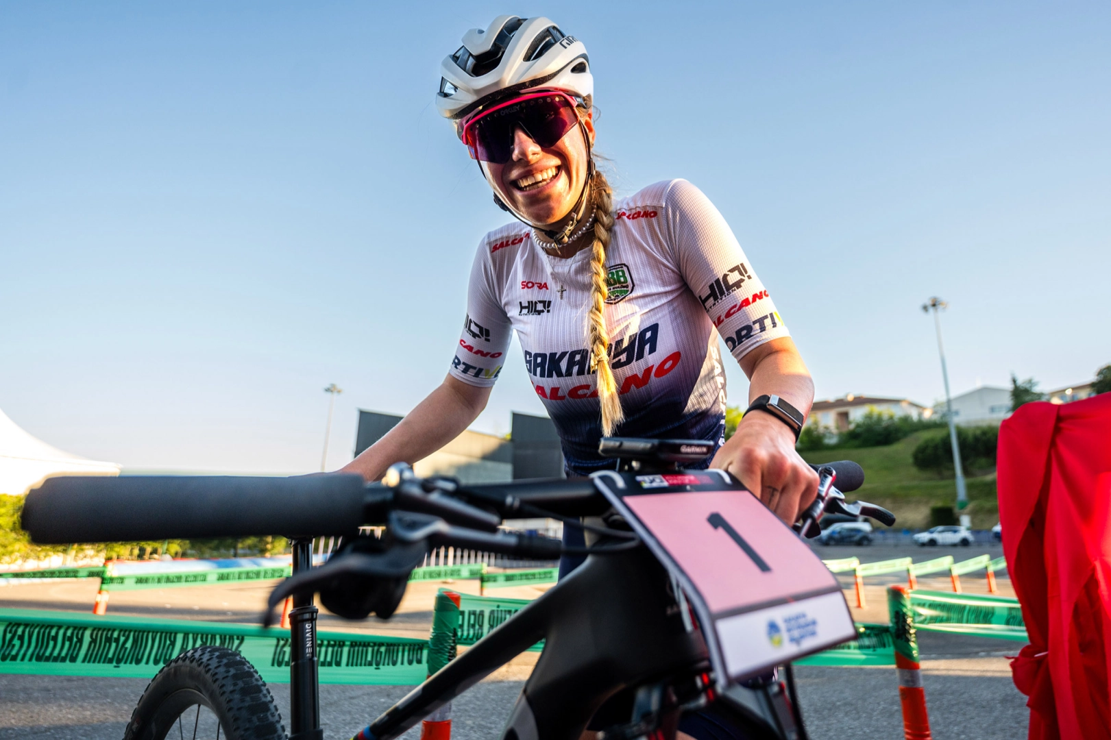 Sakarya Büyükşehir Belediyesi Bisiklet Takımı sporcusu Mariia Sukhopalova, UCI Dünya Kupası'nda birincilik kürsüsünde.
