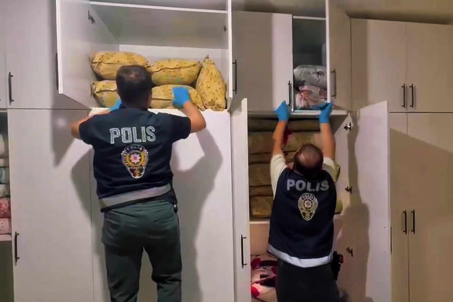 Şanlıurfa merkezli 11 ilde düzenlenen narkotik operasyonunda çökertilen suç örgütlerine ait deliller