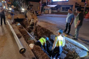 Kayseri Büyükşehir Belediyesi'nin gece altyapı çalışmaları kapsamında içme suyu hattını yenilemesi