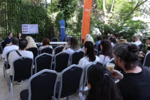 İzmir Şato'da düzenlenen 'Şehrin Panoları' etkinliğinde seramik sanatçıları ve katılımcılar