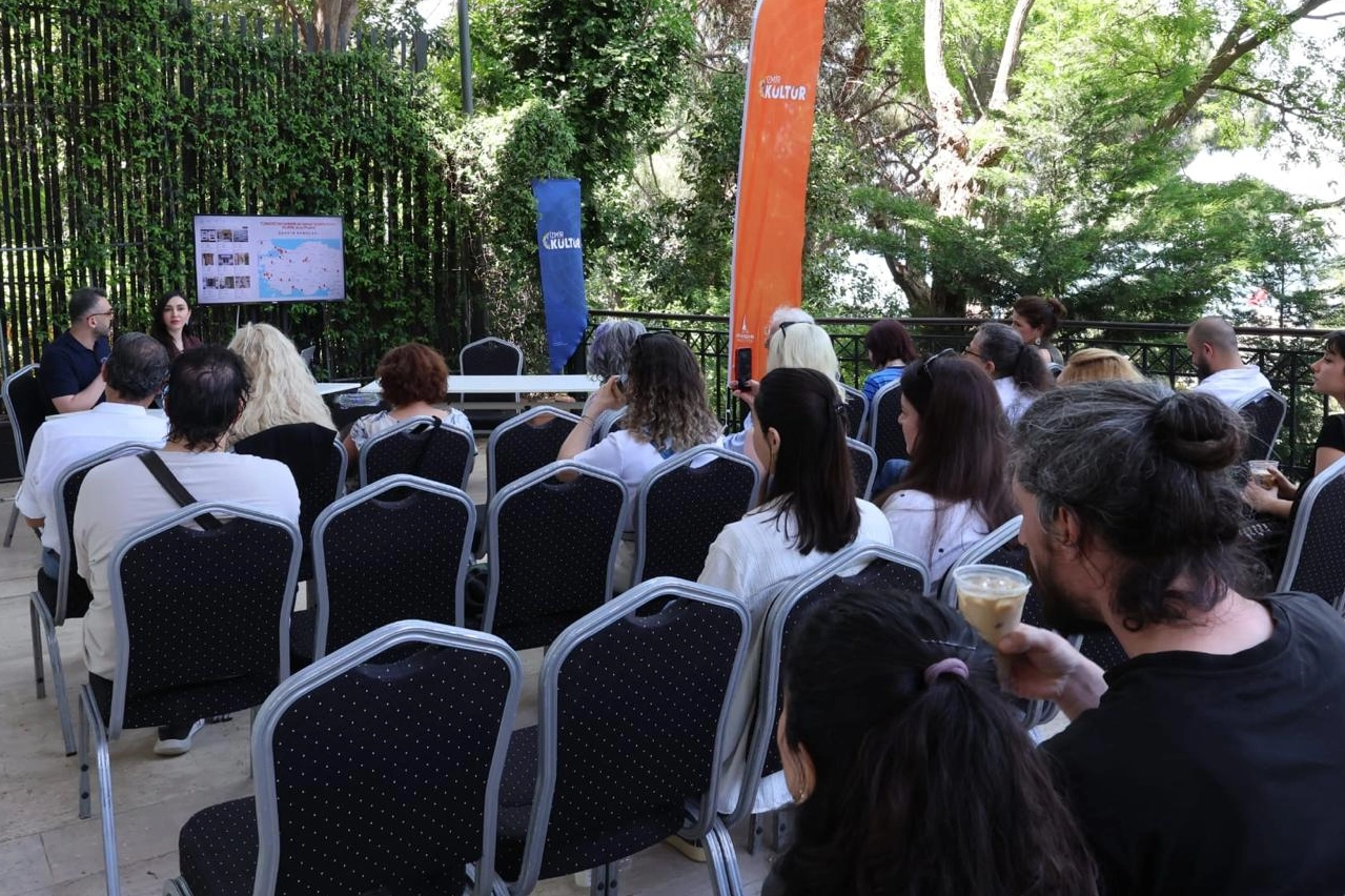 İzmir Şato'da düzenlenen 'Şehrin Panoları' etkinliğinde seramik sanatçıları ve katılımcılar