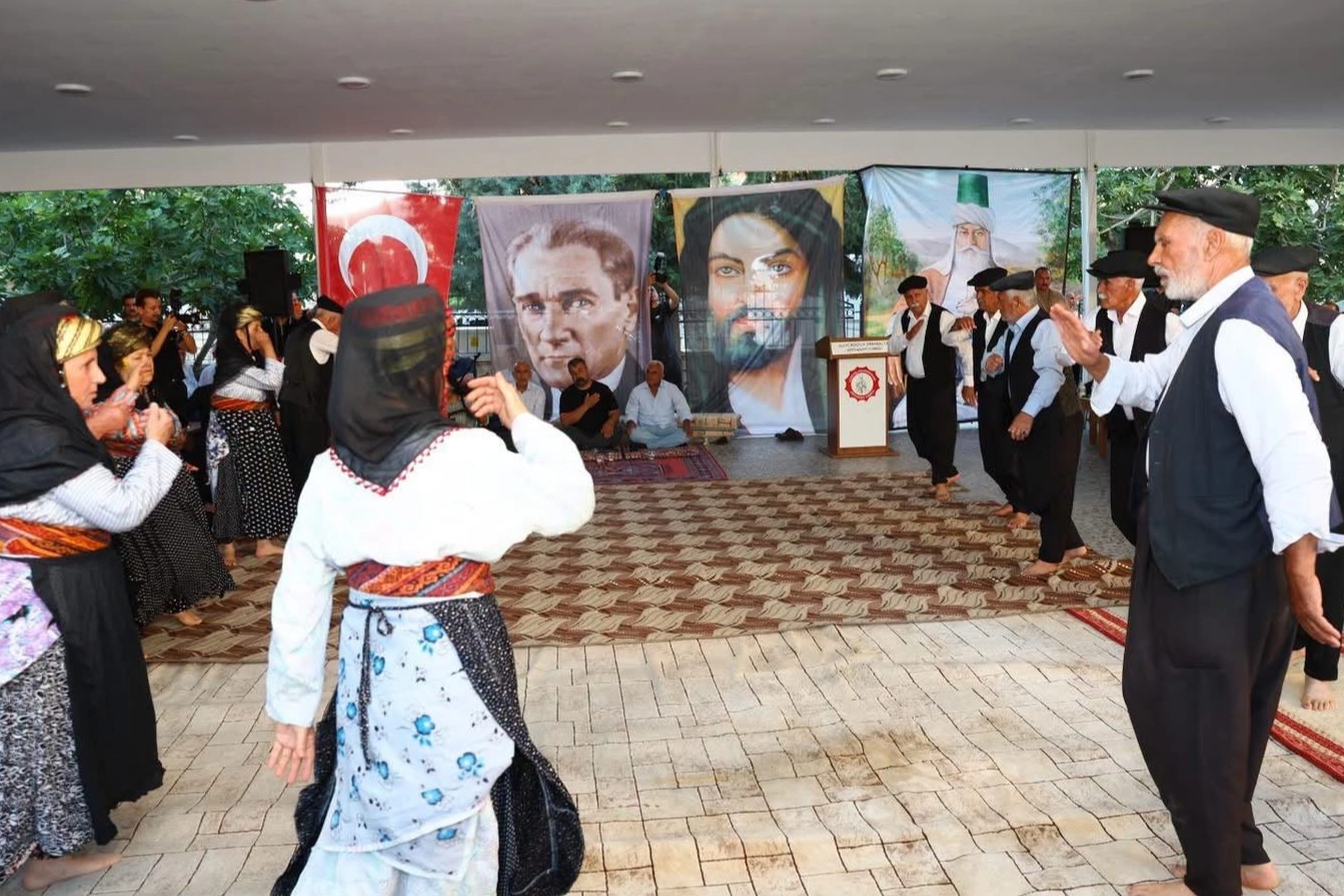 Adıyaman'da Alevi ve Sünni vatandaşların birlikte katıldığı aşure programından genel görünüm.