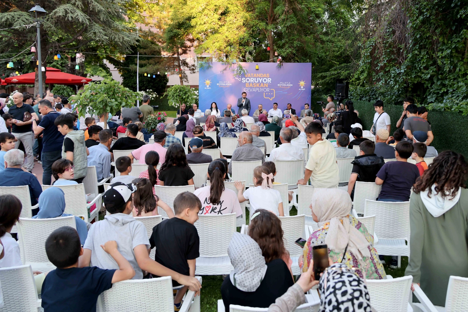 Karatay Belediye Başkanı Hasan Kılca, vatandaşlarla bir araya gelerek hizmet ve yatırımları anlattı.