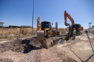 Seferihisar'da devam eden altyapı çalışmaları ve yeni hat döşeme görüntüleri