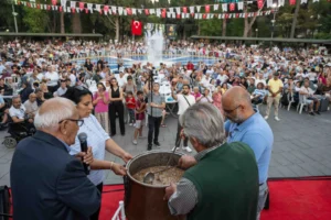 İzmir Bornova'da düzenlenen aşure etkinliğinde 3500 kişi bir araya geldi, birlik ve kardeşlik mesajları verildi.