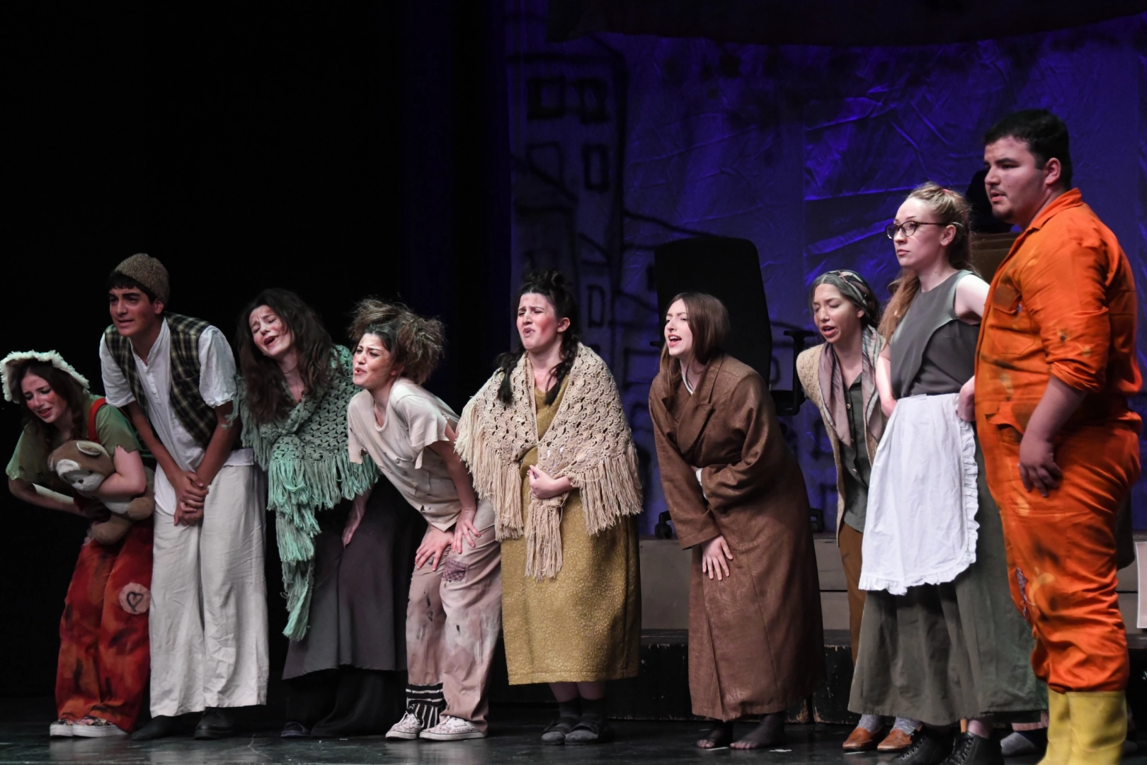 Osmangazi Belediyesi Genç Sahne tiyatro atölyesi öğrencilerinin Sidikli Kasabası oyunu performansı.