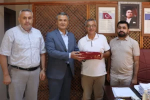 İzmit Belediye Başkan Yardımcısı Lütfü Obuz ve Muhtarlık İşleri Müdürü Ozan Aksu'nun muhtarları ziyaret ederek doğum günlerini kutladığı an.