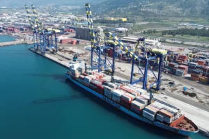 Mayıs ayında Türkiye'nin dış ticaret verileri açıklandı, ihracat ve ithalat düşüş gösterdi, dış ticaret açığı 5.6 milyar dolara geriledi.
