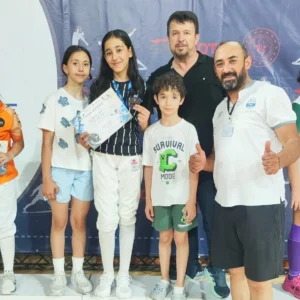 Elif Reyyan Kaya'nın Eskrim Federasyon Kupası'nda Türkiye üçüncüsü olduğu anı gösteren görsel